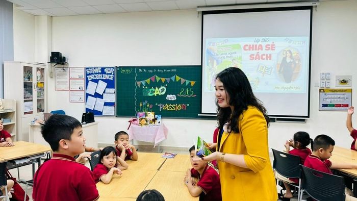 Mẫu trang trí lớp học tiểu học đa dạng, giúp không gian lớp học trở nên sinh động và thân thiện hơn với các em học sinh.