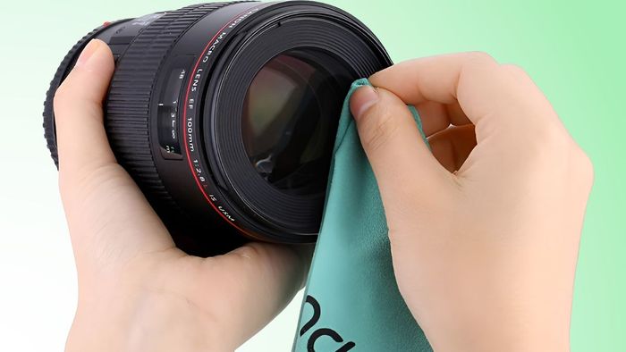 Cách khắc phục ống kính máy ảnh bị mờ bằng việc lau sạch giọt nước ngưng tụ