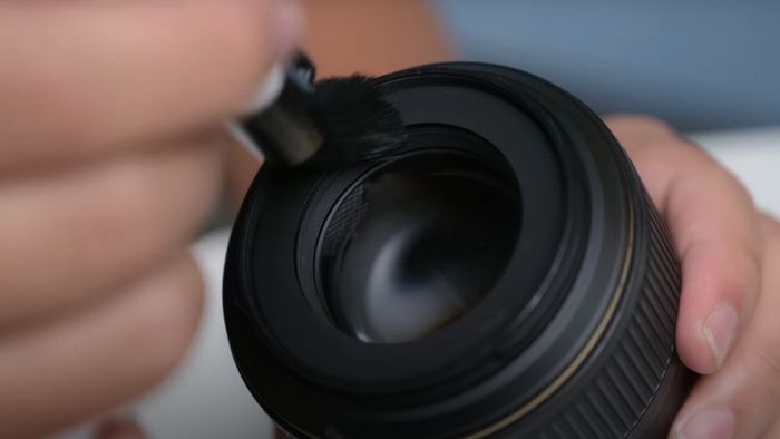 Vệ sinh ống kính thường xuyên giúp hạn chế tình trạng máy ảnh bị mờ