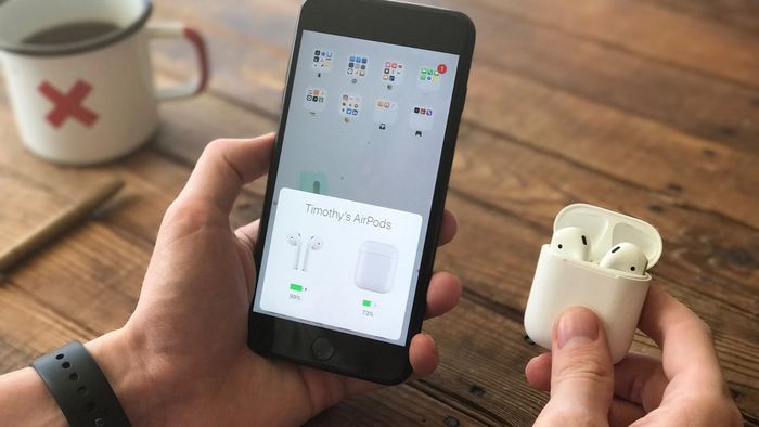 Kiểm tra xem AirPods đang sạc pin hay không