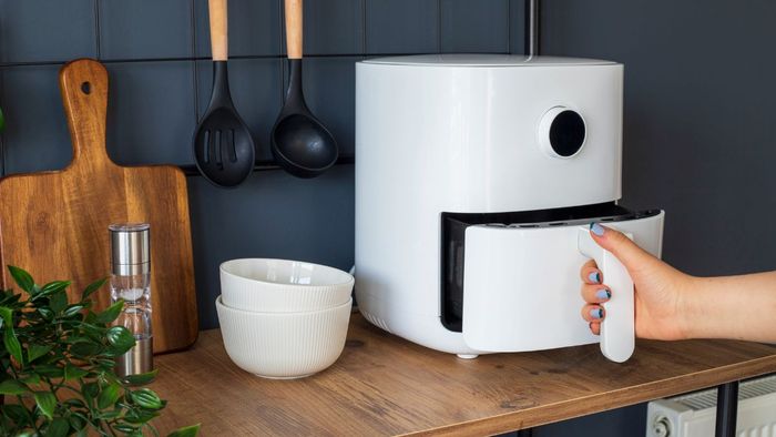 Nồi chiên không dầu bị mùi hôi do vệ sinh không đầy đủ
