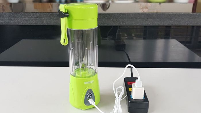 Cách sạc máy xay sinh tố cầm tay mini: Bước 3
