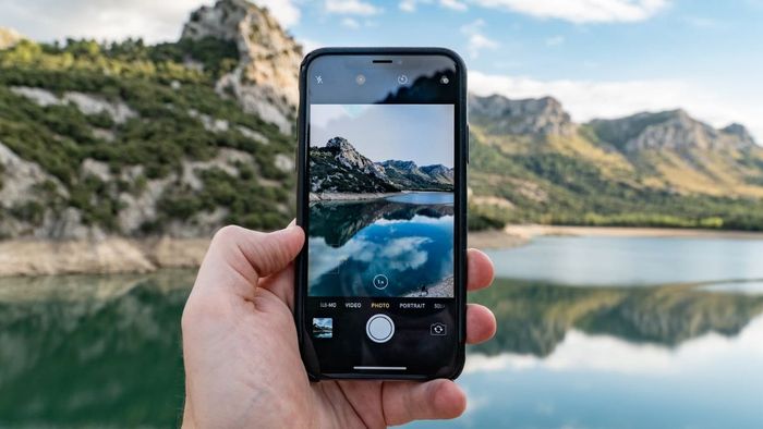 Vệ sinh ống kính để khắc phục lỗi camera iPhone không lấy nét gần