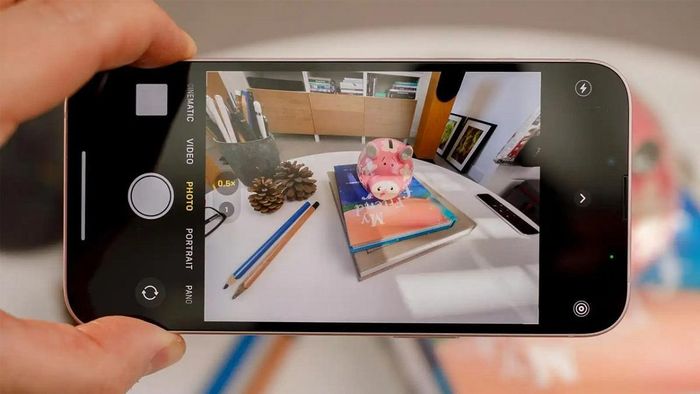 iPhone chụp ảnh bị màu vàng do màn hình