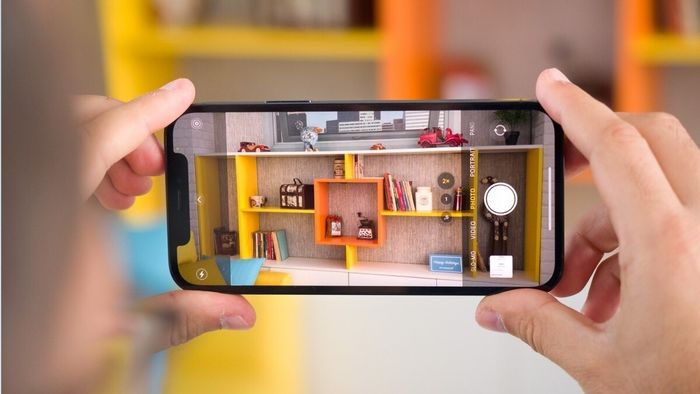 Thay camera để sửa iPhone chụp ảnh bị vàng