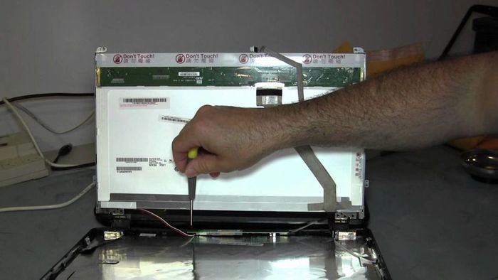 Lỗi màn hình của MacBook Pro 2017 bị hỏng mạch cao áp