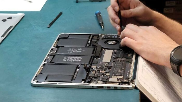 Chi phí sửa chữa màn hình Macbook Pro 2017 như thế nào?
