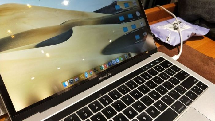 Vấn đề đèn màn hình MacBook Pro 2017