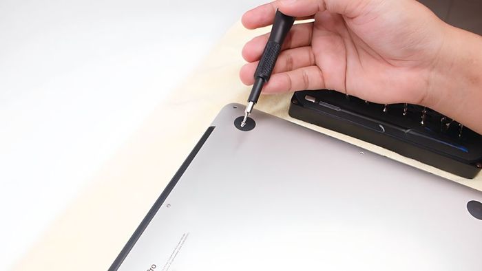 Sửa loa MacBook bị rè do bám bụi bước 1