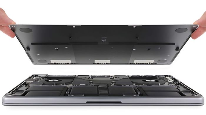Sửa loa MacBook bị rè do bám bụi bước 3