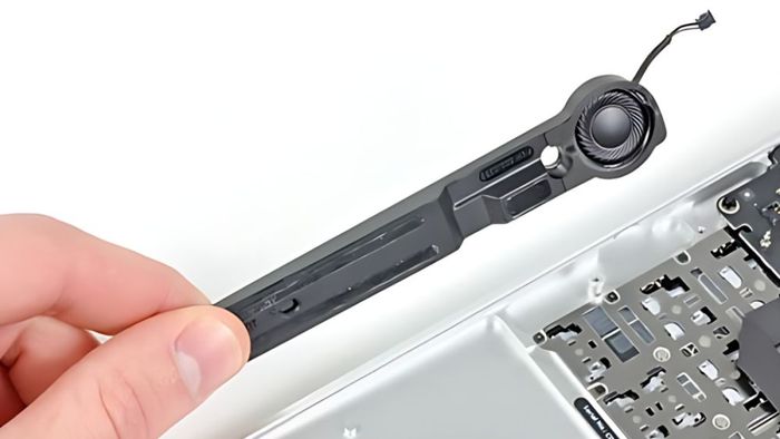 Cách khắc phục loa MacBook bị rè do rách màng loa