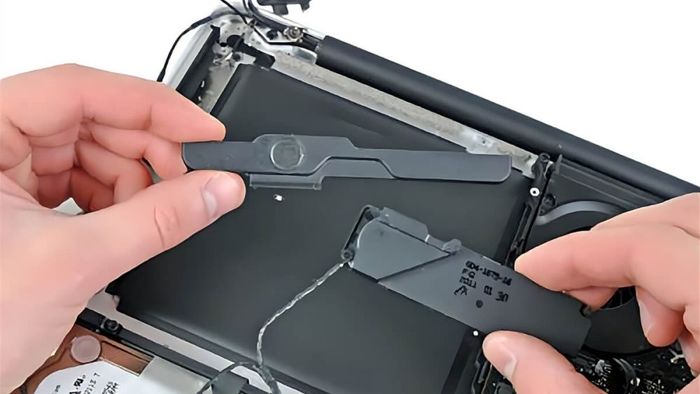 Cách khắc phục loa MacBook bị rè do chân tiếp xúc lỏng