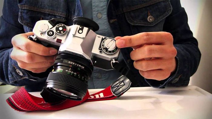 Tháo pin khi máy ảnh không sử dụng trong thời gian dài