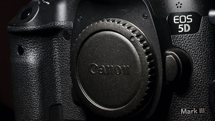 Đóng nắp lens và thân máy khi máy ảnh không sử dụng lâu