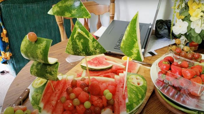 Cách làm con thuyền từ hoa quả