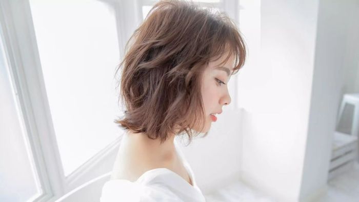 Khi nhuộm tóc nâu hồng, màu sắc sẽ dần phai thành nâu đen trà
