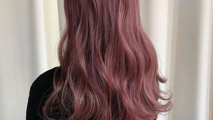 Màu tóc nâu sáng ánh đỏ mang lại vẻ đẹp dịu dàng, hiện đại và đầy cuốn hút, làm nổi bật sắc thái riêng biệt của mái tóc.