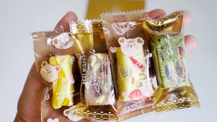Bánh kẹo cũng là món quà không thể thiếu trong giỏ quà Tết handmade, vừa dễ làm lại đầy ý nghĩa, mang đến hương vị ngọt ngào cho dịp Tết Nguyên Đán.