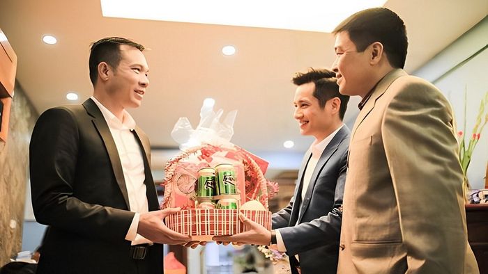 Để chọn quà Tết cho bạn bè sao cho phù hợp, bạn cần xác định đối tượng người nhận và sở thích của họ. Mỗi người sẽ có những yêu cầu và mong muốn khác nhau, vì vậy hãy chọn món quà thể hiện sự hiểu biết và quan tâm của bạn đến họ.