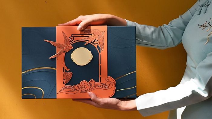 Trước khi chọn quà Tết cho bạn bè, bạn hãy tìm hiểu kỹ về giá trị thực sự của món quà để đảm bảo rằng món quà bạn tặng sẽ thể hiện được sự quan tâm và chân thành của bạn dành cho họ.