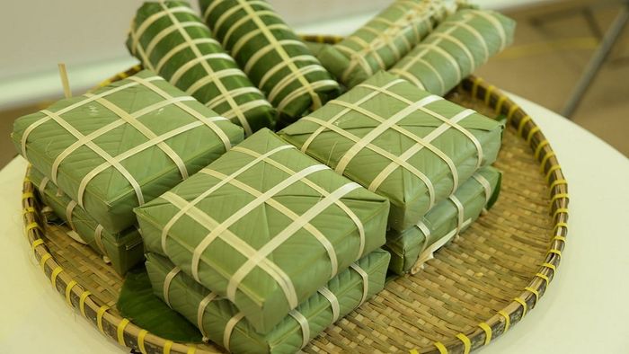 Bánh chưng và bánh tét là những món quà Tết không thể thiếu trong giỏ quà dành tặng bạn bè.