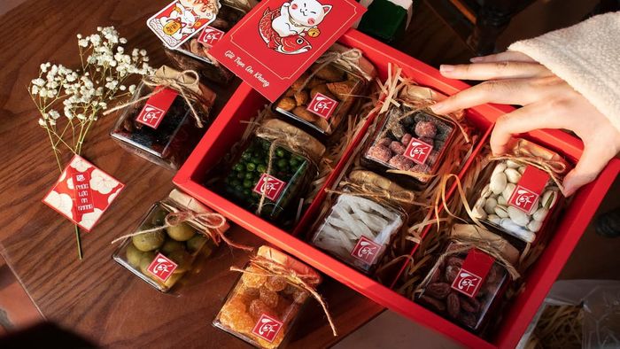 Hộp quà Tết cho bạn bè không chỉ là món quà mà còn là biểu tượng của tình cảm chân thành và sự quan tâm.
