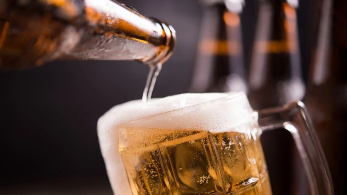 Bia và nước ngọt là lựa chọn phổ biến trong giỏ quà Tết dành cho bạn bè, mang đến sự vui vẻ và tiện lợi trong dịp sum họp đầu năm.