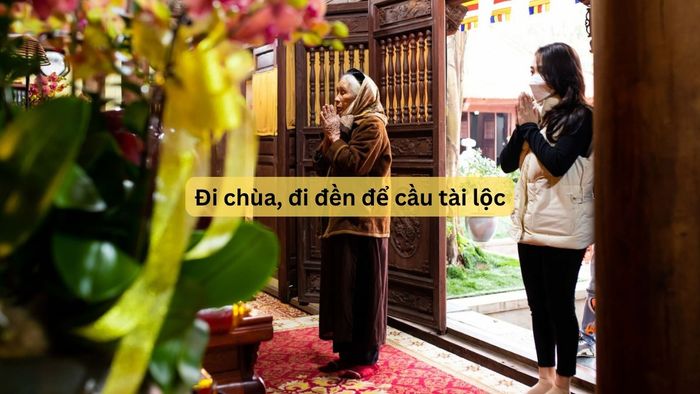 Việc đi chùa, đi đền đầu năm là một phần không thể thiếu khi xuất hành.