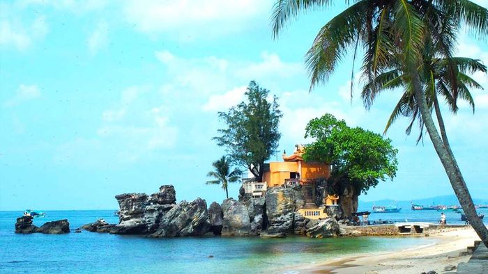 Địa điểm du lịch tâm linh nổi tiếng Kiên Giang - Dinh Cậu