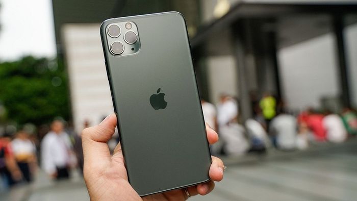 iPhone 11 Pro Max vẫn là một lựa chọn tuyệt vời với màn hình hiển thị sắc nét và độ sáng vượt trội