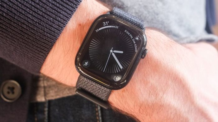 Giao diện của Always On Display và hướng dẫn tắt tính năng Always On Display trên Apple Watch.