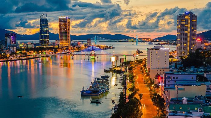 Đà Nẵng có một khí hậu đặc trưng với hai mùa chính trong năm, mùa khô kéo dài từ tháng 1 đến tháng 8, khi nắng vàng rực rỡ và bầu trời luôn trong xanh, là thời điểm tuyệt vời để tham gia các hoạt động ngoài trời và tham quan các bãi biển xinh đẹp. Ngược lại, mùa mưa bắt đầu từ tháng 9 đến tháng 12, mang theo những cơn mưa kéo dài và thỉnh thoảng có bão xuất hiện.