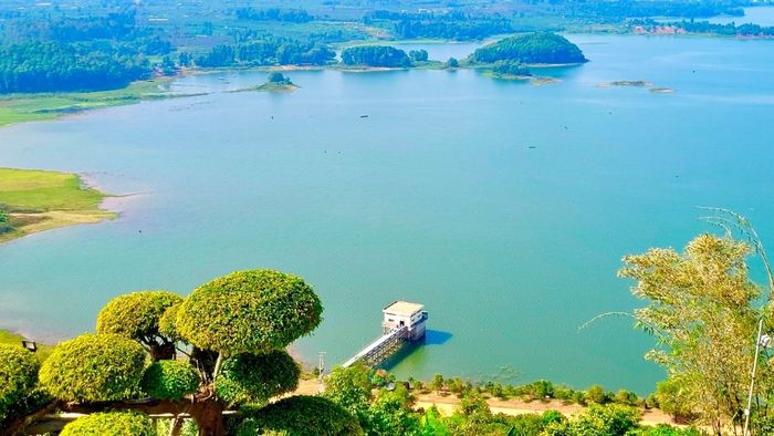 Những bức ảnh đẹp về mặt nước trong xanh và thơ mộng của Hồ Trị An, Đồng Nai