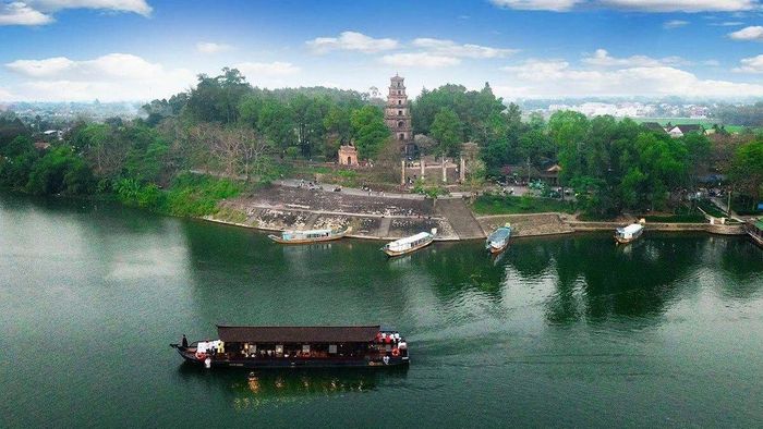Ảnh đẹp Huế mang vẻ cổ kính trang nghiêm.