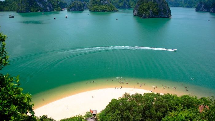 Ảnh Quảng Ninh với sắc xanh ngát biếc.