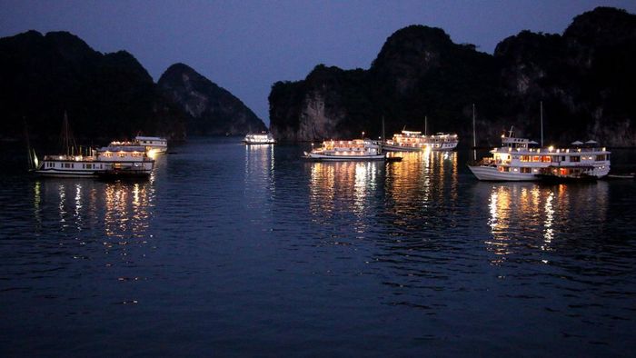 Ảnh đẹp Quảng Ninh với sắc xanh sâu thẳm.