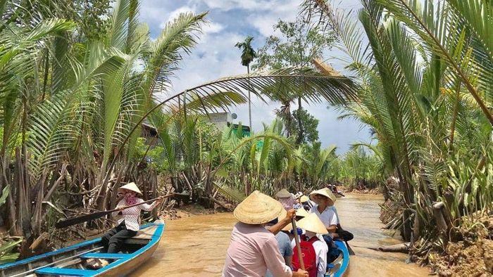 Khung cảnh Tiền Giang nhẹ nhàng, êm dịu, đầy quyến rũ với không gian xanh mát và thanh tịnh.