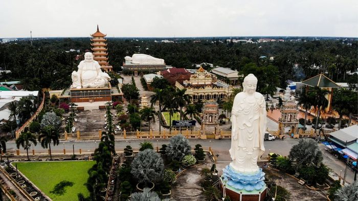 Tiền Giang hiện lên tươi mới với những cảnh vật xanh mướt, tạo nên một vẻ đẹp tự nhiên đầy sức sống, từ những vườn trái cây đến những cánh đồng bạt ngàn.