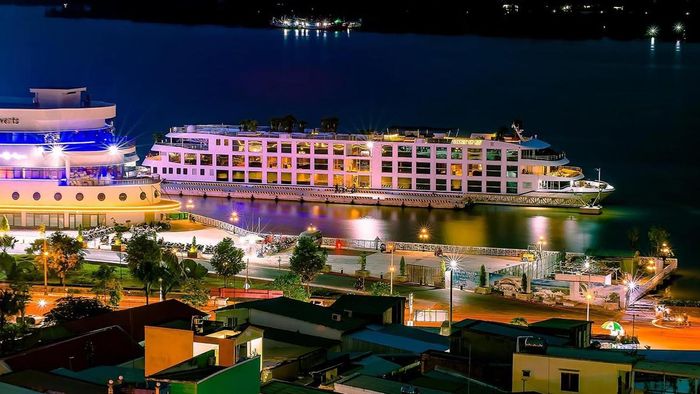 Tiền Giang ngát xanh, với những cánh đồng bạt ngàn, màu xanh mướt mắt và vẻ đẹp tươi mới của thiên nhiên, là điểm đến lý tưởng cho những ai yêu thích sự yên bình và tươi mát.