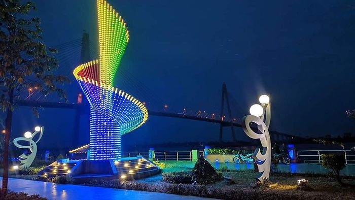 Vẻ đẹp lãng mạn của Tiền Giang thể hiện qua những con đường yên ả, khung cảnh sông nước mơ mộng và những khoảnh khắc tuyệt vời dưới ánh chiều tà.