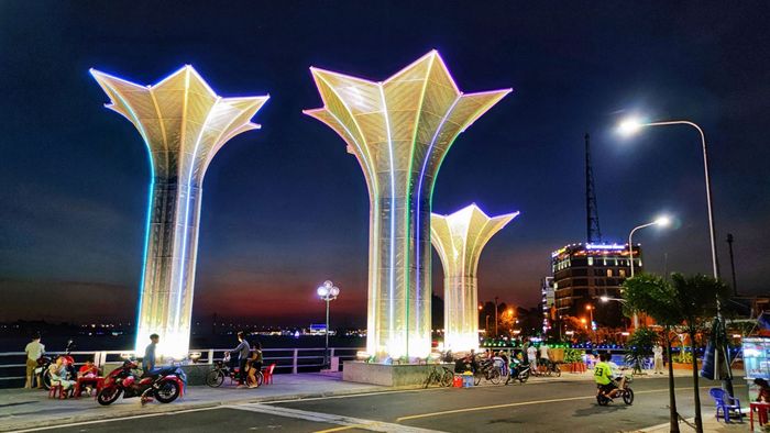 Tiền Giang mang trong mình không khí mát lành và dễ chịu, từ những cánh đồng xanh mướt cho đến những ngọn gió nhẹ thổi qua, khiến mọi người cảm thấy thư thái.