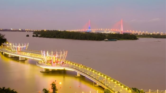 Ảnh đẹp Cần Thơ - Cầu đi bộ Ninh Kiều rực rỡ dưới ánh đêm