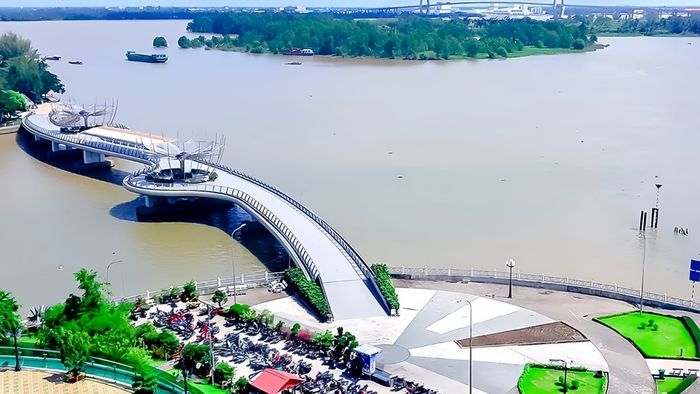 Ảnh đẹp Cần Thơ - cây cầu uốn lượn in bóng xuống dòng sông Hậu