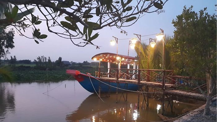 Những bức ảnh đẹp về Hậu Giang nổi bật với khung cảnh chợ đêm sôi động.