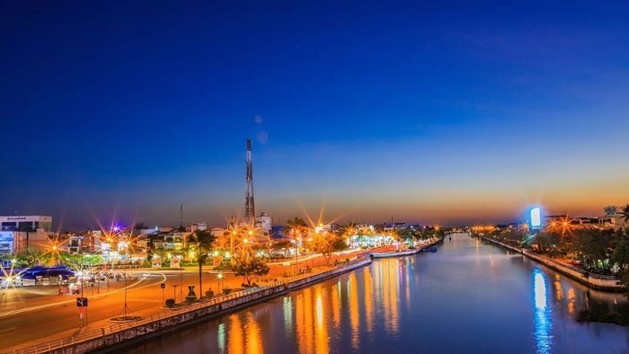 Những bức ảnh đẹp về Hậu Giang thơ mộng với ánh đèn phản chiếu lung linh trên mặt nước.