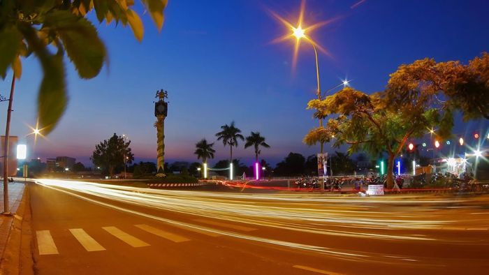 Hình ảnh đẹp về Hậu Giang ghi lại khoảnh khắc phố xá lên đèn.