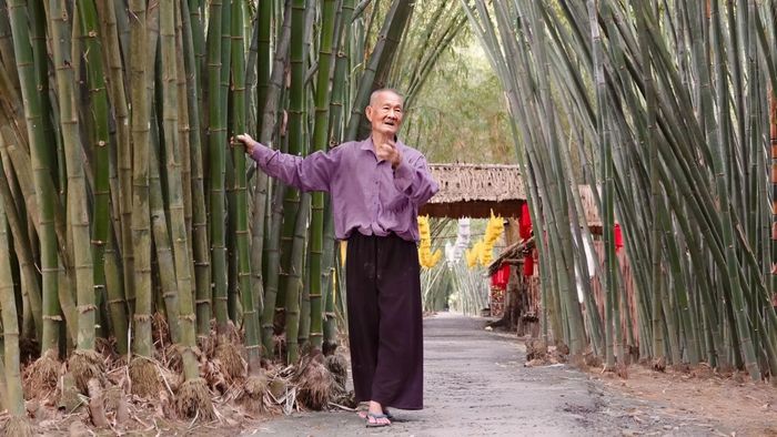 Những bức ảnh đẹp về Hậu Giang thơ mộng với hình ảnh người lái đò trên sông.