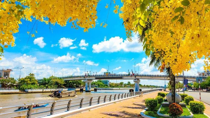 Hình ảnh đẹp về Hậu Giang kết hợp giữa thành phố hiện đại và dòng sông êm ả.