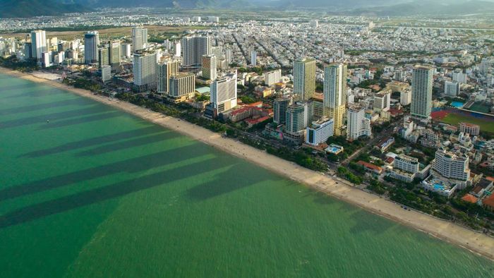 Khánh Hòa hiện lên thơ mộng qua những bức ảnh chụp con đường ven biển.