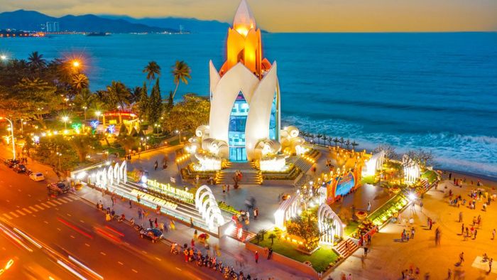 Ảnh đẹp Khánh Hòa với ánh đèn rực rỡ dọc phố biển.